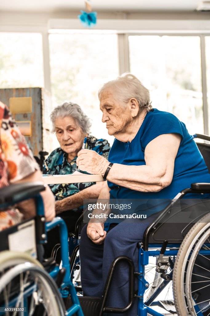 Senioren im Rollstuhl In das Pflegeheim warten auf die Therapie In der Turnstunde