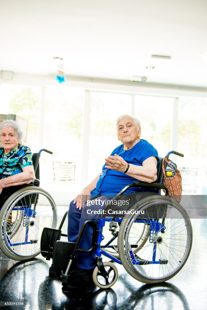 Senioren op de rolstoel In het verpleeghuis te wachten voor de therapie In de Gym Class