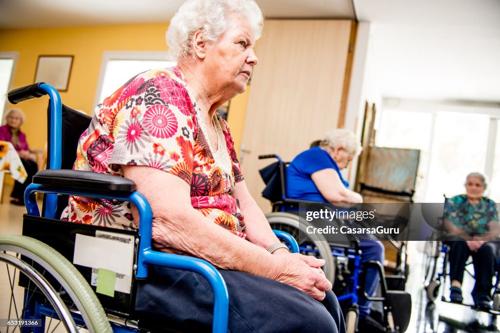 Senioren op de rolstoel aanwezig In het bejaardentehuis