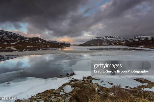 the icy loch. - comté caledonia photos et images de collection