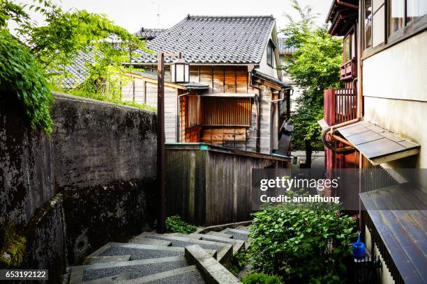 historical alley at kazue-machi chaya district in kanazawa 主計町茶屋街 (暗がり坂) - kanazawa stock pictures, royalty-free photos & images