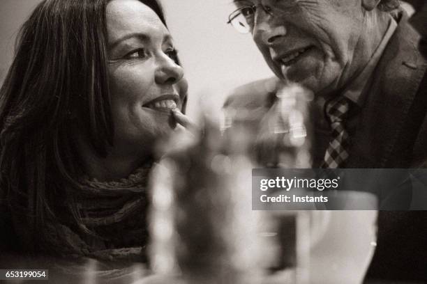 eine zweite chance... romantischen abend in einem café für ein älteres paar, das nach einigen jahren der einsamkeit zu verlieben. - 55 59 years stock-fotos und bilder