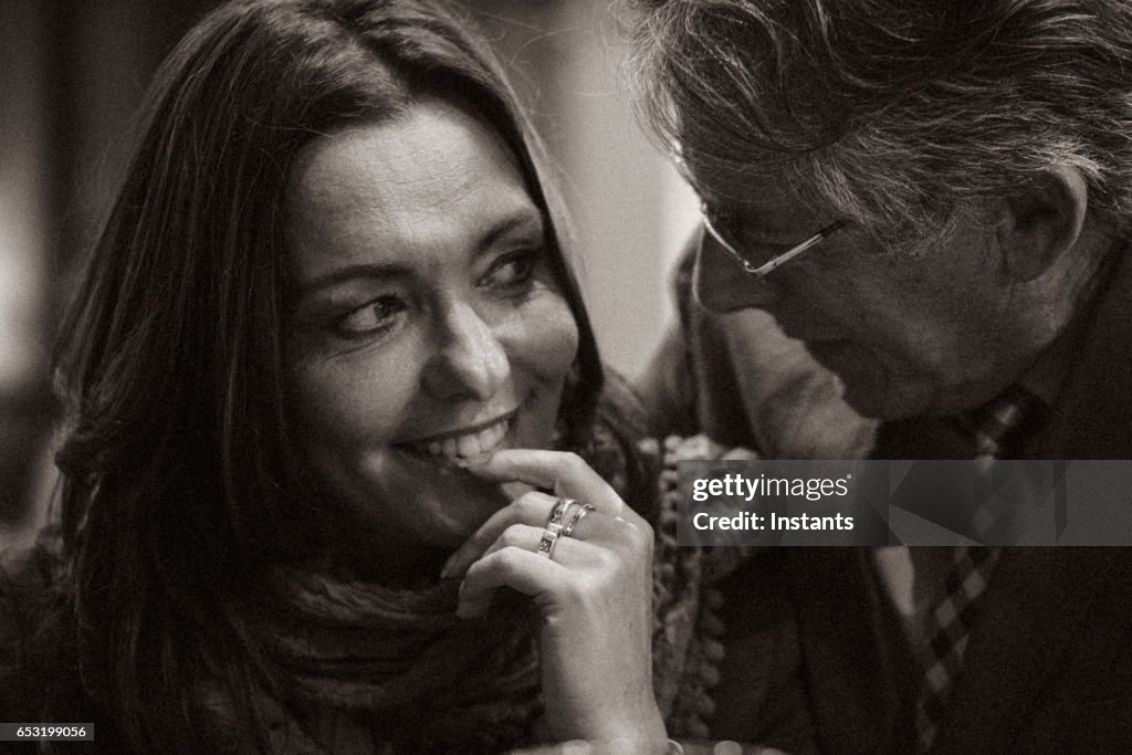 Een tweede kans... Eerste romantische avond in een café voor een volwassen paar na enkele jaren van eenzaamheid. De vrouw optreedt in shyer wijze dan de man.