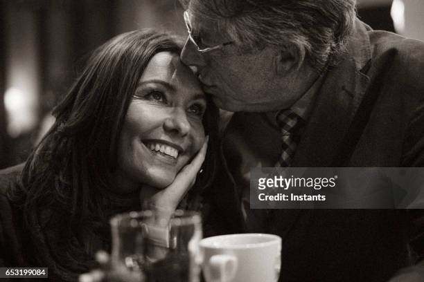 eine zweite chance... romantischen abend in einem café für ein älteres paar, das nach einigen jahren der einsamkeit zu verlieben. - 55 59 years laughing stock-fotos und bilder