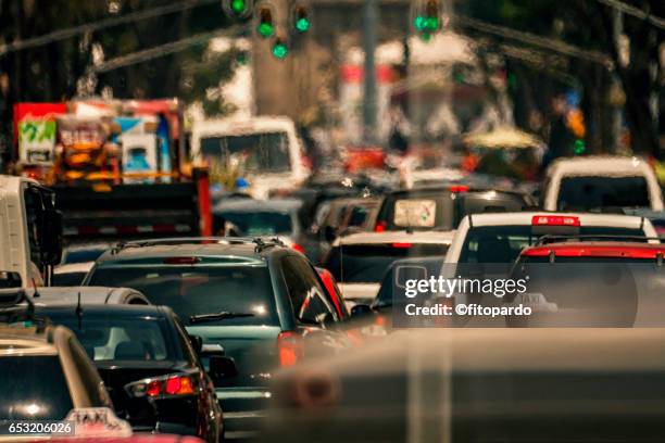 heavy traffic and in the horizon the metropolitan cathedral - cidade do méxico imagens e fotografias de stock