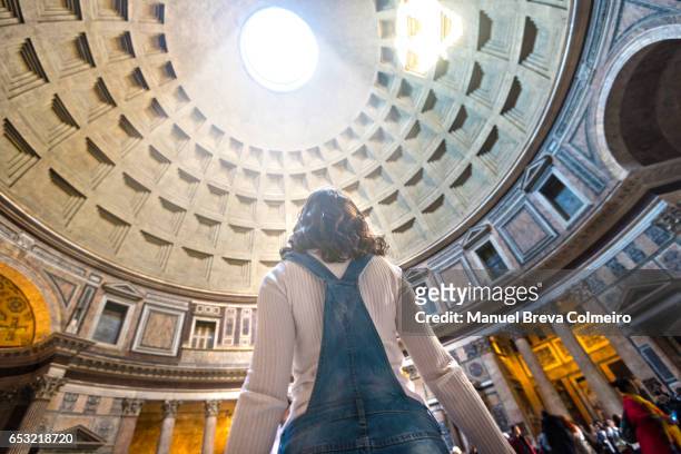 celling of the roman pantheon, low angle view - pantheon roma foto e immagini stock