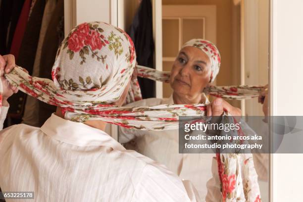 women's health - brief - lenço na cabeça enfeites para a cabeça imagens e fotografias de stock