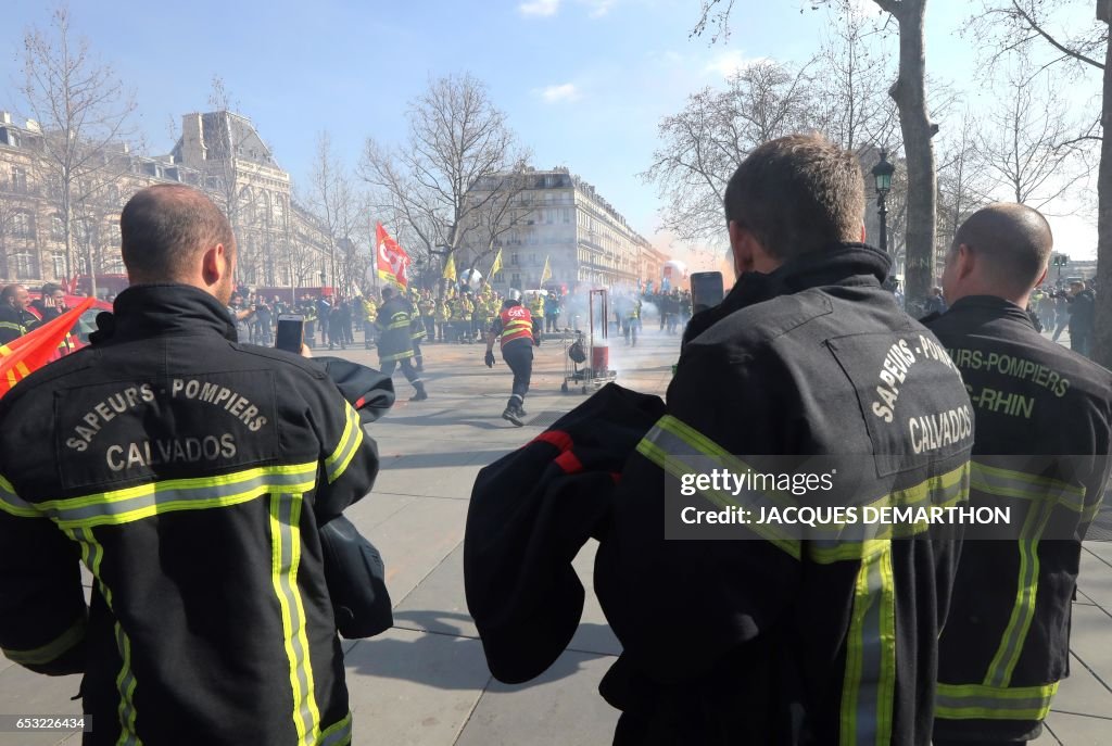 FRANCE-POLITICS-FIREFIGHTERS-DEMO