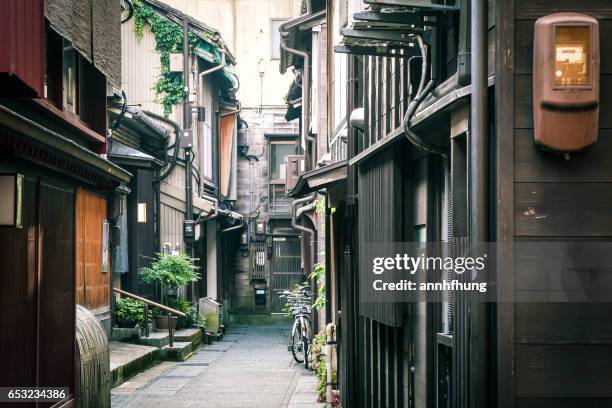 historical alley at kazue-machi chaya district in kanazawa 主計町茶屋街 (暗がり坂) - alley bildbanksfoton och bilder