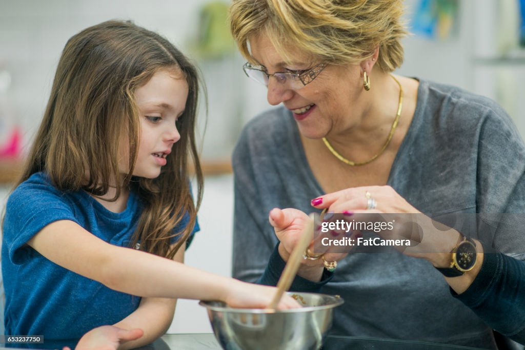 Grootmoeder bakken met haar kleindochter