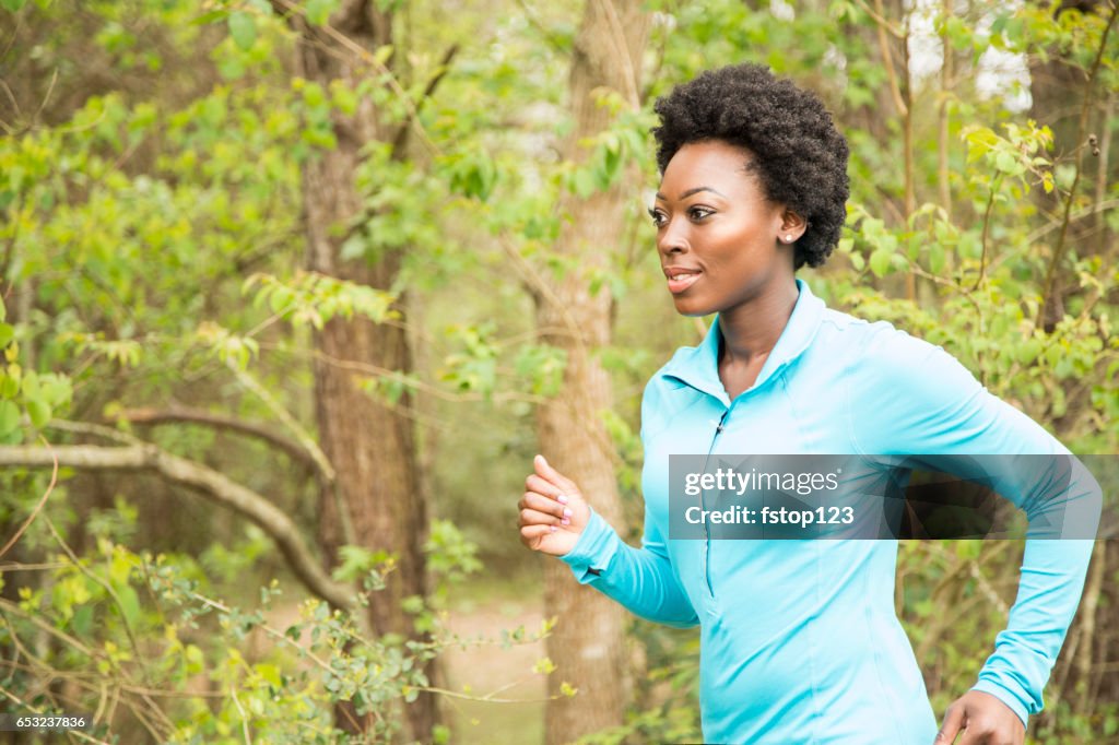 Ein afrikanischer Abstammung Frau läuft im Stadtteilpark.