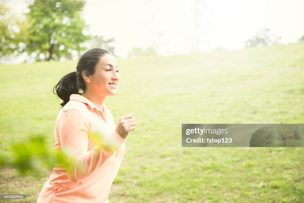 Een Latijnse afdaling vrouw uitgevoerd in de buurt park.