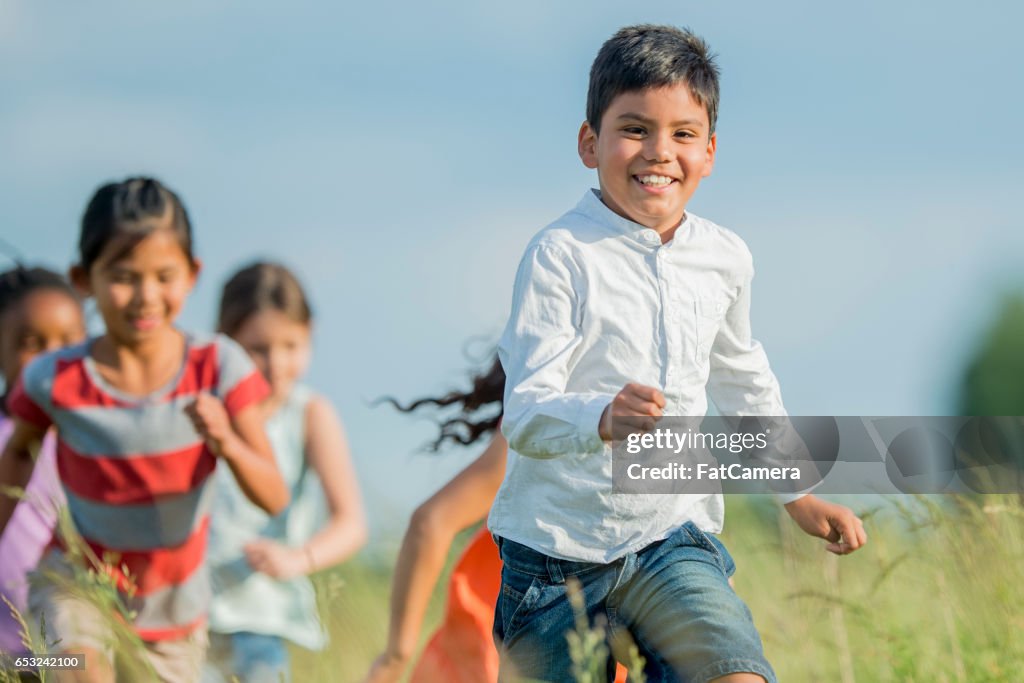 Kinder, die Natur genießen