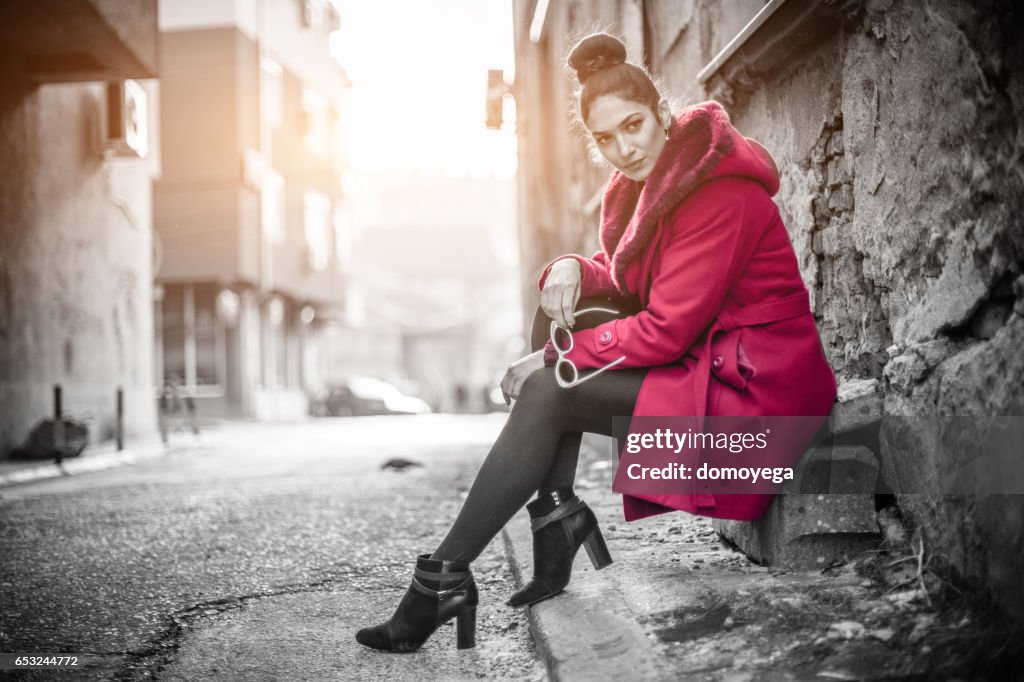 Wunderschöne Frau in einem roten Mantel