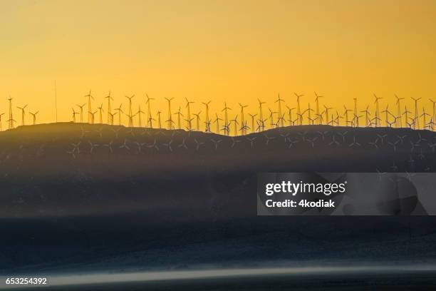 windturbines - tehachapi mountains stockfoto's en -beelden