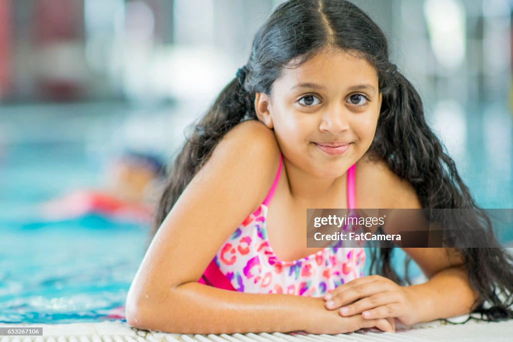 Junges Mädchen Schwimmen am Pool