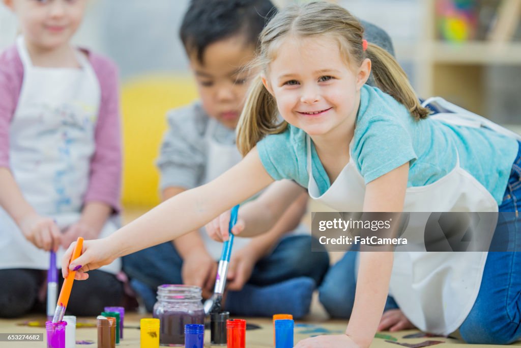 Niños en edad preescolar pintando juntos