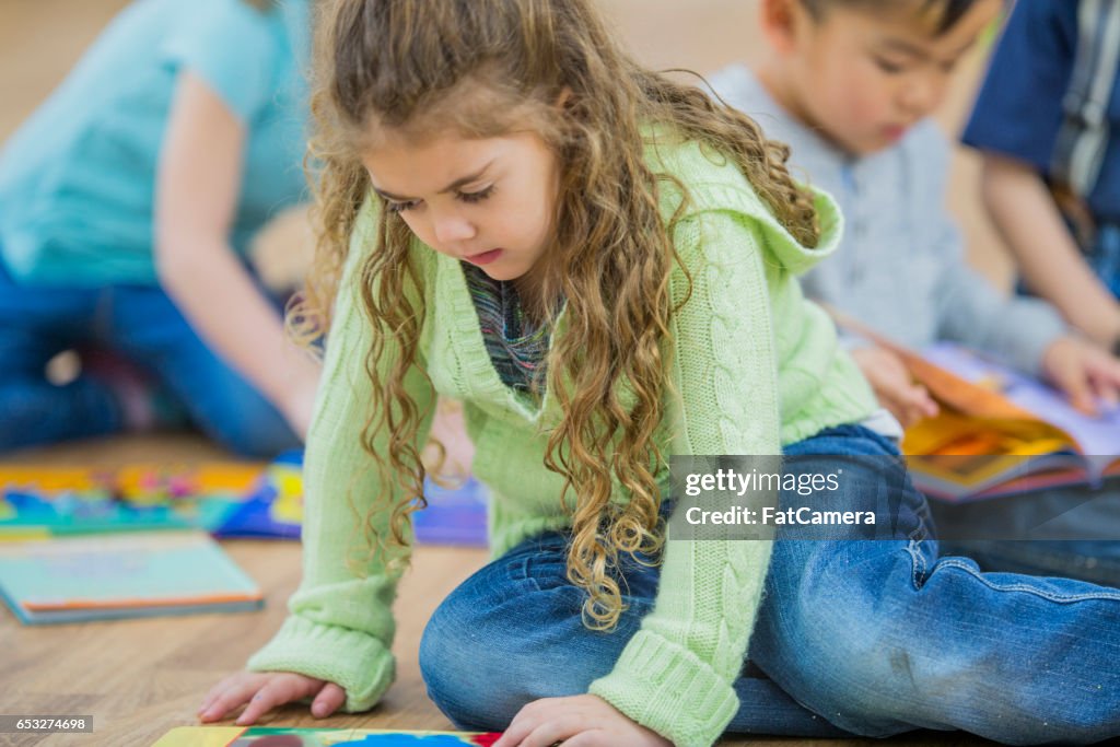 Bücher in der Klasse anschauen