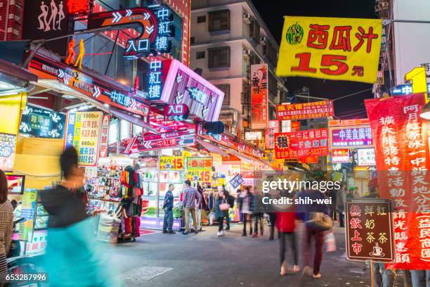 taichung -taiwan 15 september 2013: taiwan's unique culture, night bazaar attracts many young people to this meal and chat, which has become one of taiwan's culture,and 15 september 2013 in taichung - night market stock pictures, royalty-free photos & images