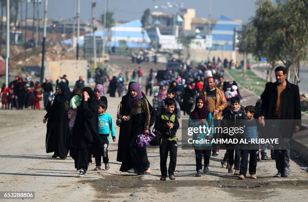 Displaced residents from Mosul's al-Nasser neighbourhood evacuate the area on March 14, 2017 as Iraqi forces continue to advance in the embattled...