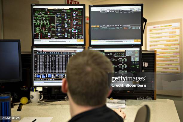 Oil And Gas Control Room Photos and Premium High Res Pictures - Getty ...