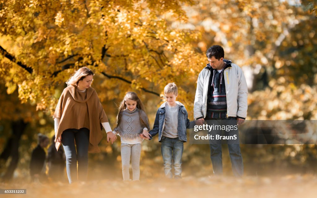 Familie im Herbst Tag im Park spazieren.