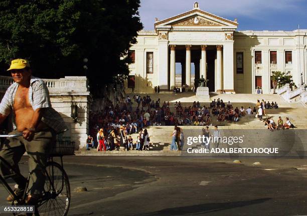 Dozens of students sit on the steps of the University de la Habana as they wait for the new school year to begin in La Habana, Cuba 03 September...