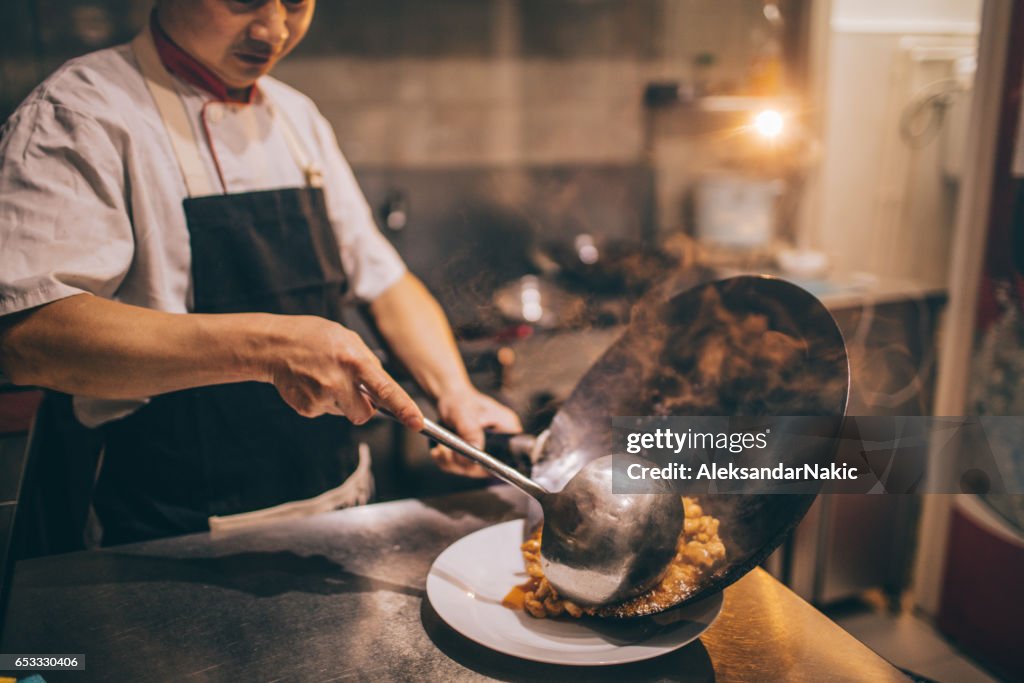 Zubereitung von Speisen im chinesischen Restaurant Koch