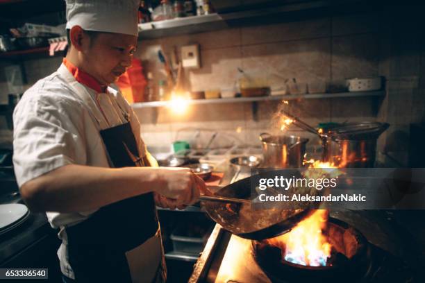 in chinees restaurant - wok stockfoto's en -beelden