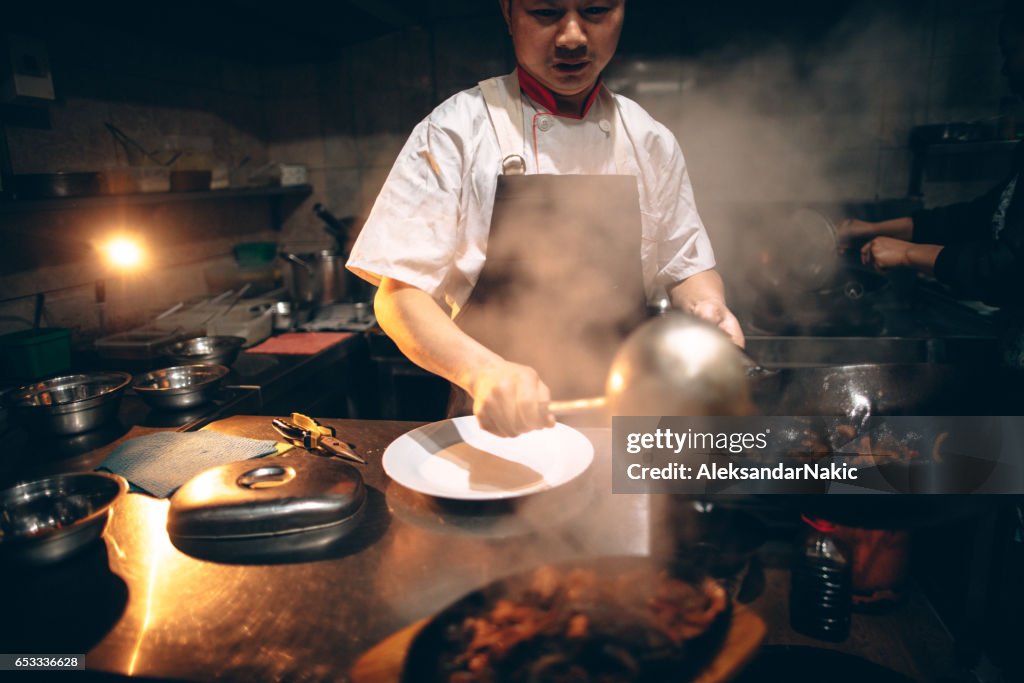 Chef che prepara cibo nel ristorante cinese