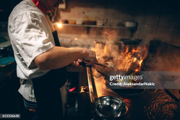 im chinesischen restaurant - asian cooking stock-fotos und bilder