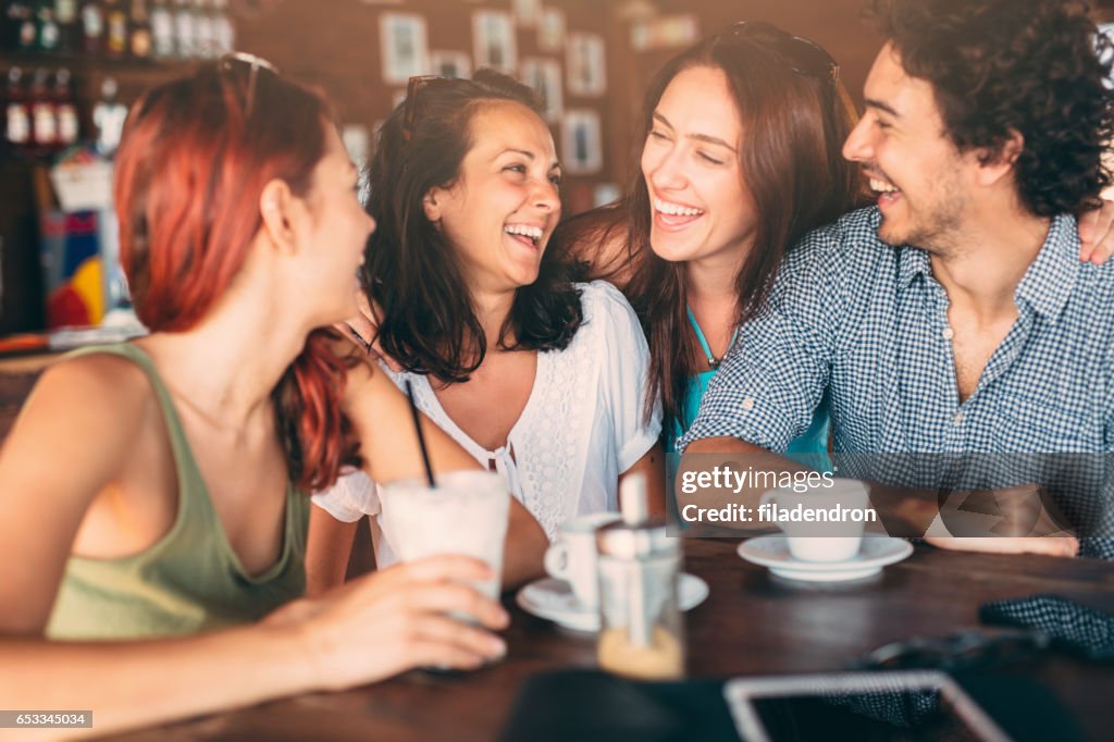 Freunde im Café