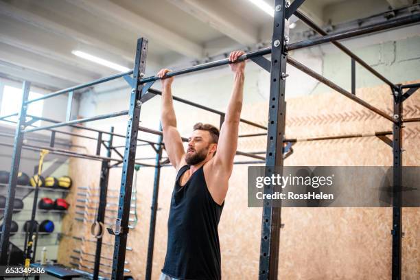 workout in the gym - brug turntoestel stockfoto's en -beelden