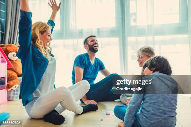 familia jugar juego de mesa en casa - game night leisure activity fotografías e imágenes de stock