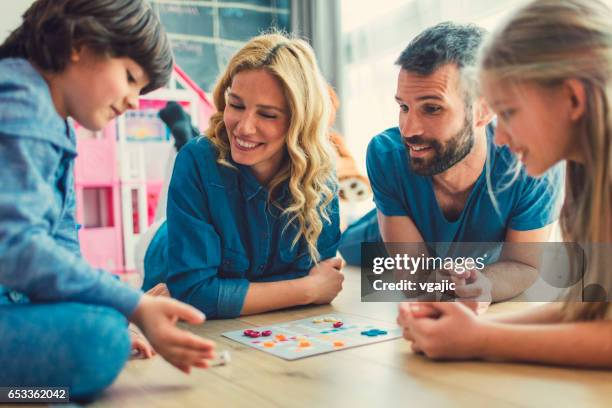 familie bordspel spelen thuis - bordspel stockfoto's en -beelden