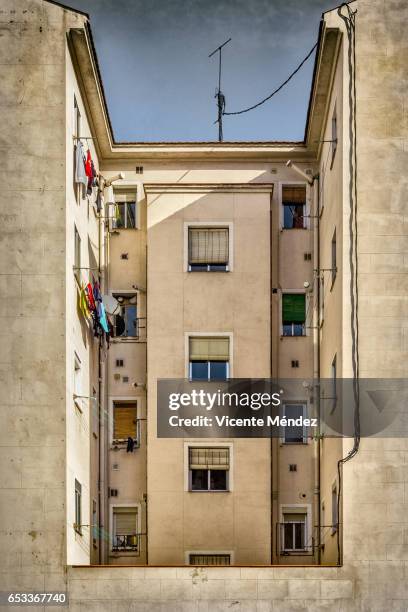vallecas courtyard - vizinho imagens e fotografias de stock