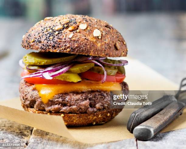 burger - sliced pickles stockfoto's en -beelden