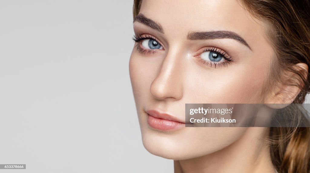 Retrato de la belleza del rostro femenino con la piel limpia natural