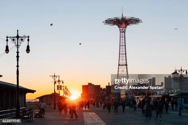 sunset at coney island boardwalk, brooklyn, new york city, ny, usa - coney island 個照片及圖片檔