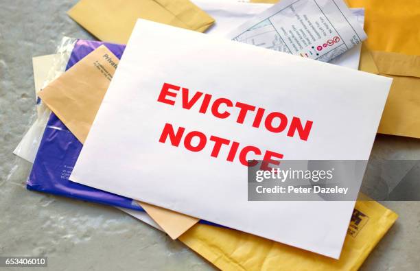 eviction notice in the post - zwangsräumung stock-fotos und bilder