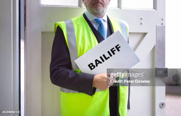 bailiff arriving for debt collection - project heal stockfoto's en -beelden