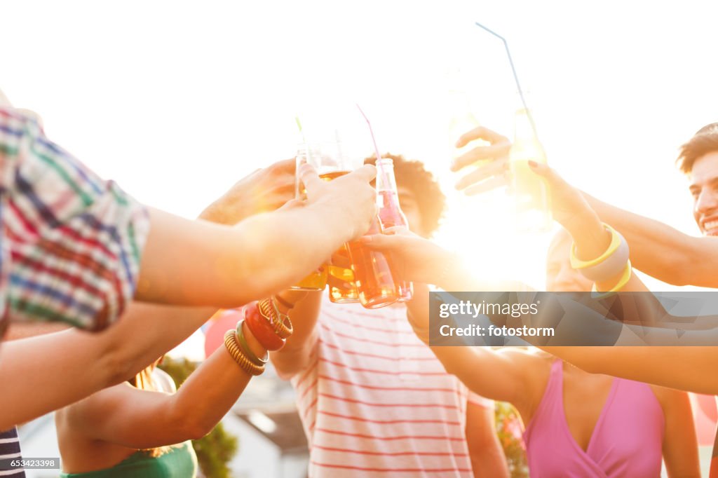 Freunde auf Party auf dem Dach Toasten