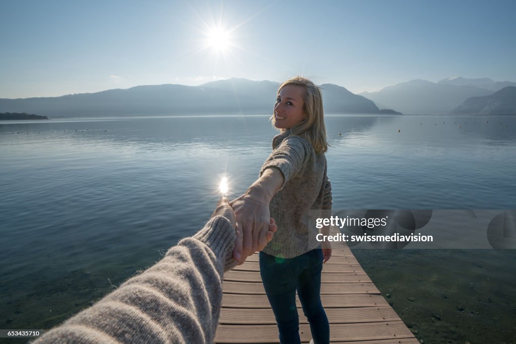 Siga-me o conceito-mulher no cais do lago