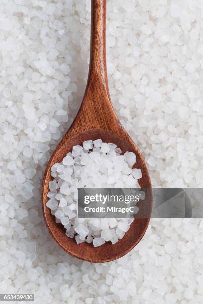 rock sea salt in spoon - zout mineraal stockfoto's en -beelden