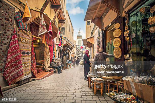 straßen von fez - bazaar market stock-fotos und bilder