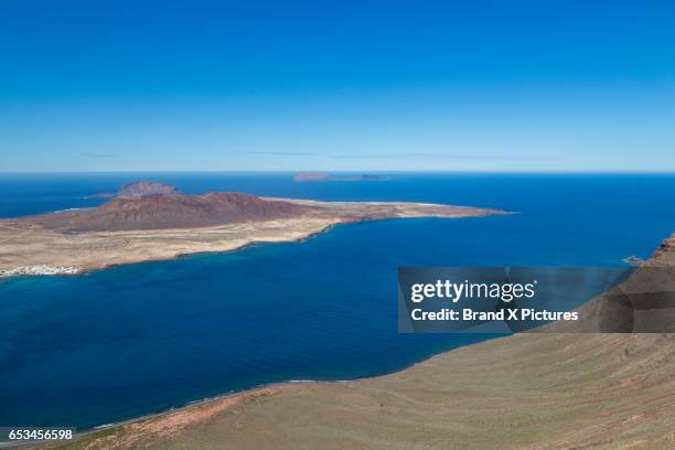 isla graciosa off the coast of lanzarote - isla de lanzarote - fotografias e filmes do acervo