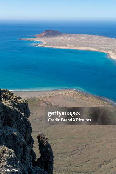 isla graciosa off the coast of lanzarote - isla de lanzarote - fotografias e filmes do acervo