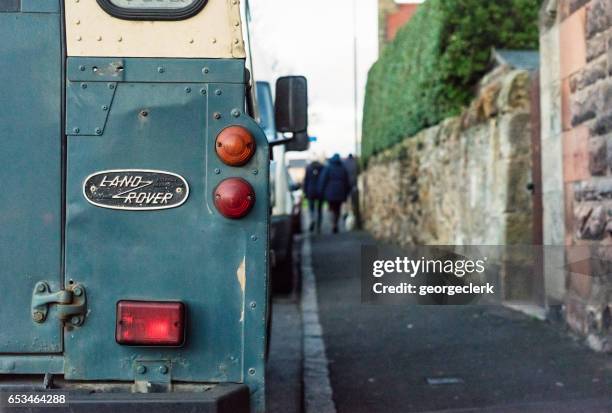 oldtimer land rover in der schottischen stadt - land rover logo stock-fotos und bilder