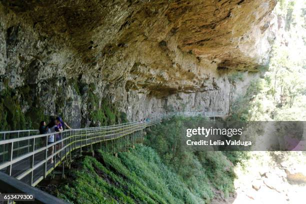 footbridge under the rock - salto ventoso - ponto turístico stock-fotos und bilder