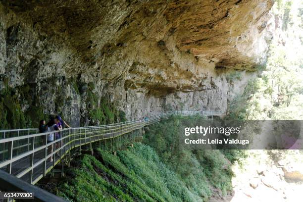 footbridge under the rock - salto ventoso - andando stock pictures, royalty-free photos & images